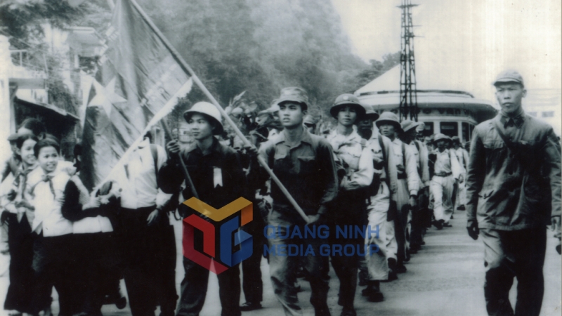 Chiến sĩ Binh đoàn Than hành quân trên đường phố Hòn Gai để qua bến phà Bãi Cháy. Ảnh: Quang Sơn
