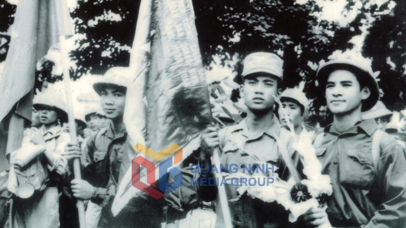 Chiến sĩ Binh đoàn Than nhận cờ Quyết thắng của tỉnh trao tặng.  Ảnh: Quang Sơn