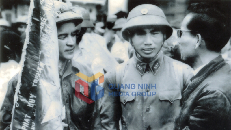 Chủ tịch UBND tỉnh Nguyễn Ngọc Đàm (bên phải) thăm hỏi, động viên cán bộ, chiến sĩ trước giờ xuất quân. Ảnh: Quang Sơn