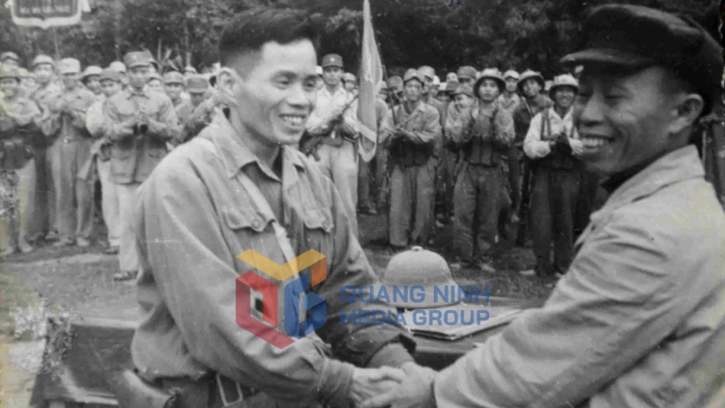 Lãnh đạo ngành Than (bên phải) động viên chiến sĩ Binh đoàn Than trước giờ xuất quân. Ảnh: Đoàn Đạt