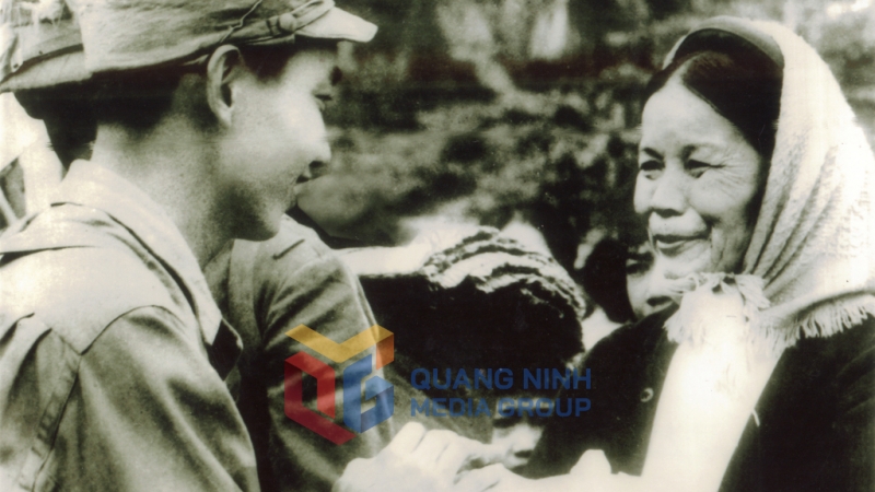 Một bà mẹ căn dặn con trước giờ lên đường. Ảnh: Quang Sơn