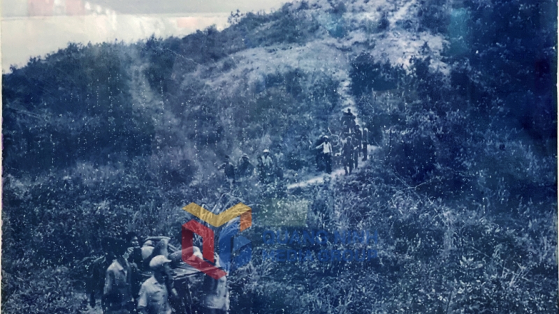Cấp cứu thương binh sau trận chiến với không quân Mỹ trên đồi pháo 37mm, Xí nghiệp Bến Hòn Gai năm 1972. Ảnh: Tư liệu
