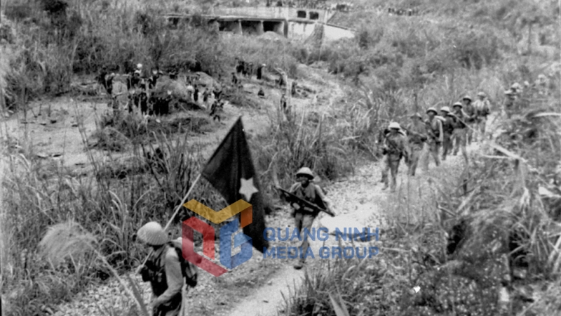 Những đơn vị bộ đội đầu tiên tiến vào tiếp quản mỏ than Đèo Nai (4-1955). Ảnh: Tư liệu của Bảo tàng Quảng Ninh