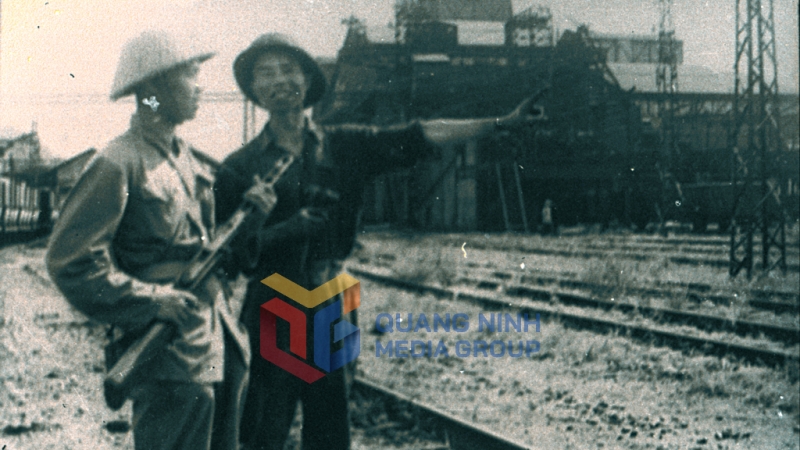 Sau khi tiếp quản, bộ đội ta đảm nhiệm canh gác Nhà sàng Cửa Ông (4-1955). Ảnh: Tư liệu của Bảo tàng Quảng Ninh
