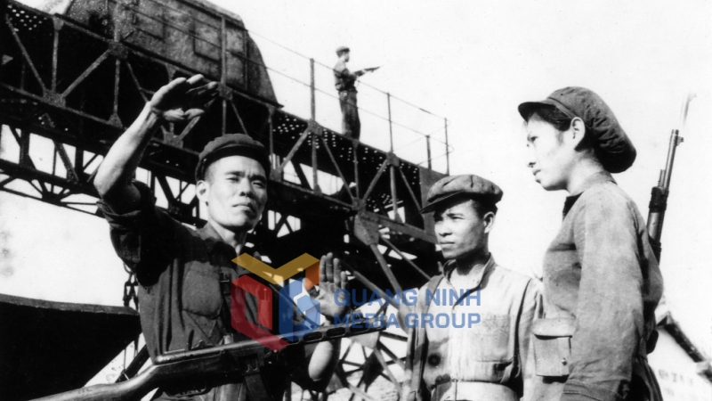 Tự vệ Nhà máy Cơ khí Cẩm Phả họp rút kinh nghiệm ngay trên chiến hào. Ảnh: Công Vượng