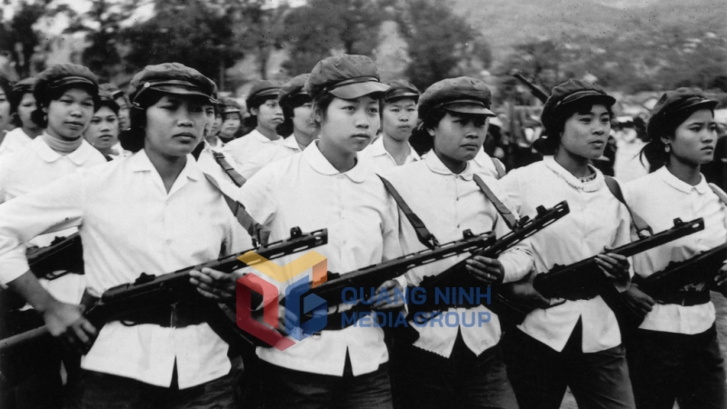 Tự vệ Nhà máy Cơ khí Hòn Gai diễu hành trong thời chống chiến tranh phá hoại của giặc Mỹ. Ảnh: Công Vượng