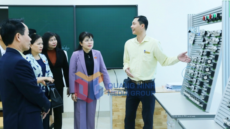 Đoàn ĐBQH tỉnh giám sát tại Trường Cao đẳng Việt - Hàn (3-2025). Ảnh: Nguyễn Thanh
