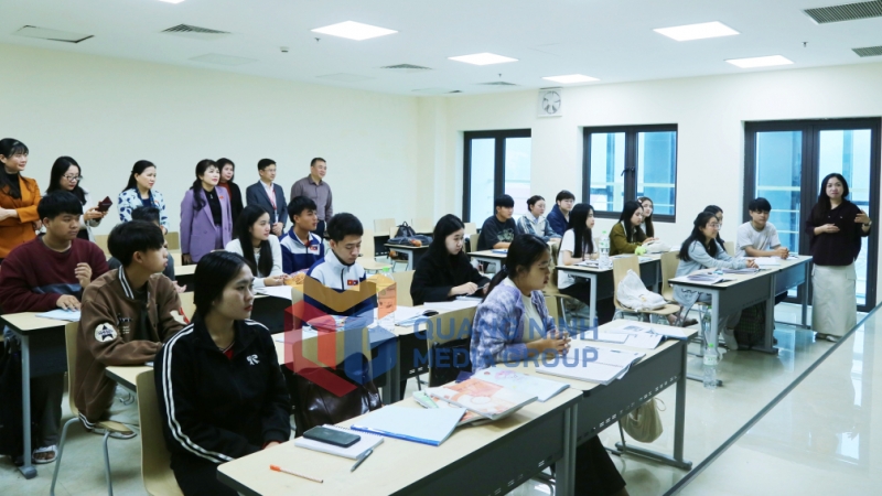 Đoàn giám sát tìm hiểu việc liên kết, đào tạo cho sinh viên Lào tại Trường Đại học Hạ Long (3-2025). Ảnh: Nguyễn Thanh
