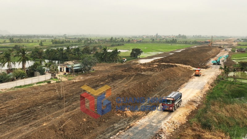 2025-03_Dự án Đường ven sông kết nối cao tốc Hạ Long - Hải Phòng đến TX Đông Triều - đắp đất gia tải chờ lún. Ảnh: Đỗ Phương