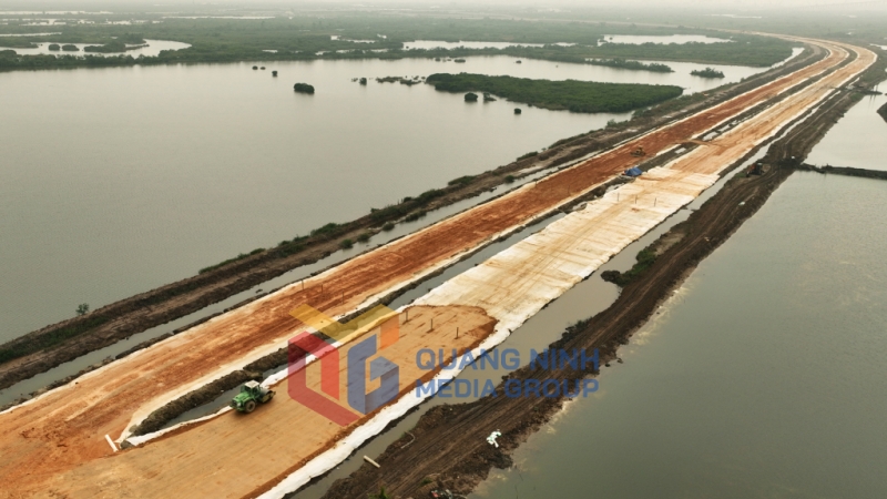 2025-03_Dự án Đường ven sông kết nối cao tốc Hạ Long - Hải Phòng đến TX Đông Triều - thi công đắp nền K95. Ảnh: Đỗ Phương