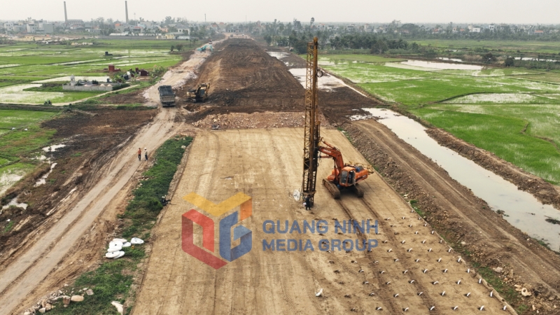 2025-03_Dự án Đường ven sông kết nối cao tốc Hạ Long - Hải Phòng đến TX Đông Triều - xử lý nền đất yếu bằng phương pháp cắm bấc thấm. Ảnh: Đỗ Phương