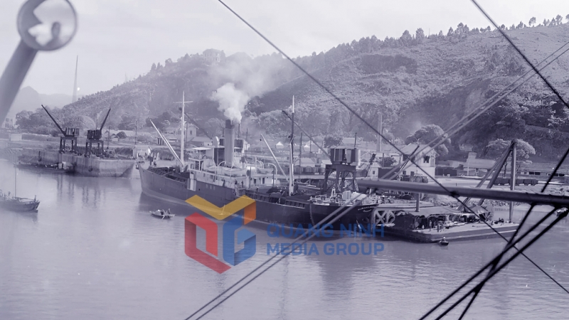 Hòn Gai năm 1920-1929 – tàu hơi nước ăn than ở cảng Hòn Gai. Ảnh: Jean-Yves Claeys