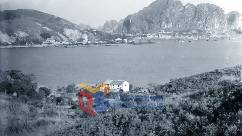 Hòn Gai 1920-1929 – Cảng và thị xã Hòn Gai nhìn từ đảo Bụi rậm (Bãi Cháy ngày nay). Ảnh: Otofun.net