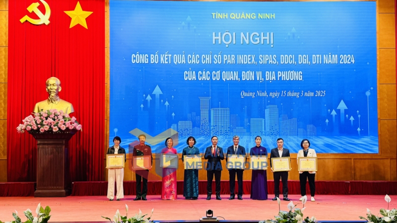 Đồng chí Phạm Đức Ấn, Phó Bí thư Tỉnh ủy, Chủ tịch UBND tỉnh, tặng Bằng khen của UBND tỉnh cho các tập thể có thành tích xuất sắc trong phong trào thi đua 