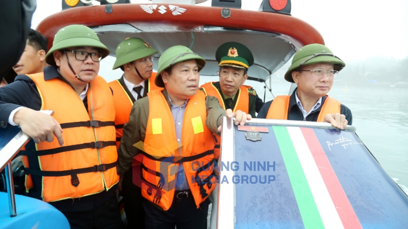 Đồng chí Bí thư Tỉnh ủy kiểm tra công tác phòng, chống buôn lậu trên tuyến biên giới trên biển (3-2025). Ảnh: Thu Chung