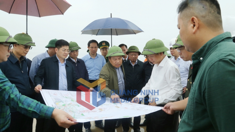 Đồng chí Vũ Đại Thắng, Ủy viên Trung ương Đảng, Bí thư Tỉnh ủy cùng đoàn công tác kiểm tra tình hình triển khai Dự án Bến cảng tổng hợp Vạn Ninh (giai đoạn 1) (3-2025). Ảnh: Thu Chung