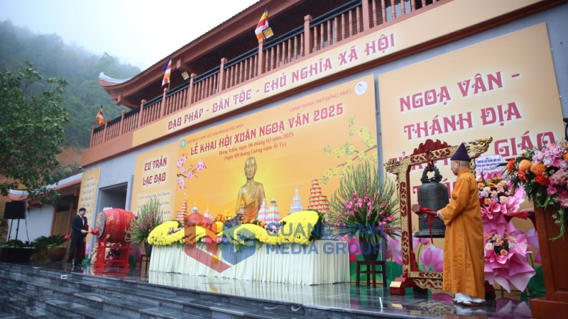 Nghi thức gióng trống - thỉnh chuông tại lễ khai hội xuân Ngoạ Vân 2025. Ảnh: Minh Đức