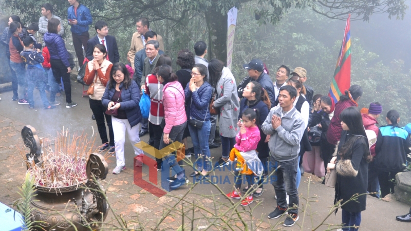 Người dân, du khách dâng hương tại khu am - chùa Ngoạ Vân sau lễ khai hội (2-2018). Ảnh: Phan Hằng 