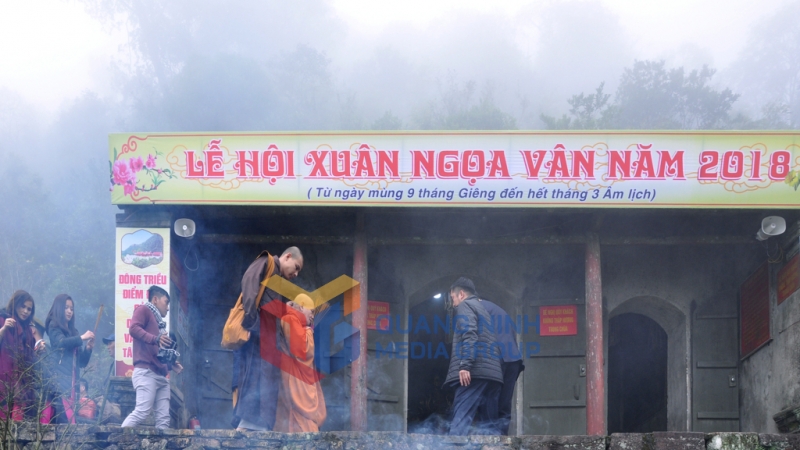 Người dân, du khách dâng hương tại khu am - chùa Ngoạ Vân sau lễ khai hội (2-2018). Ảnh: Phan Hằng 