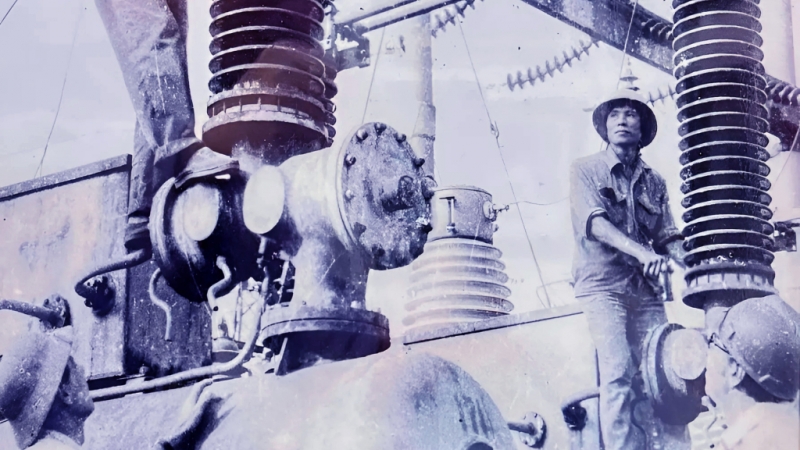 Công nhân, kỹ sư lắp đặt thiết bị máy móc Nhà máy Điện Uông Bí năm 1963. Ảnh: Tư lIệu