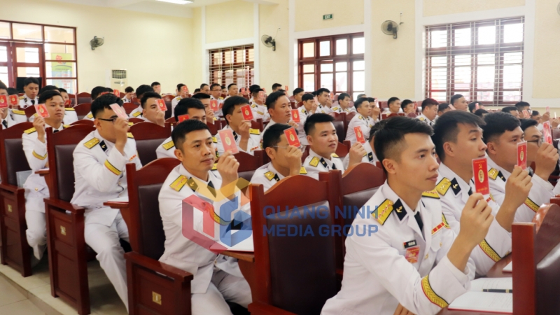 Các đại biểu biểu quyết thông qua Nghị quyết đại hội (3-2025). Ảnh: Đỗ Phương