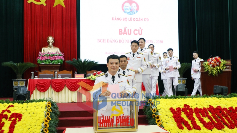 Các đại biểu bỏ phiếu bầu BCH Đại hội Đảng bộ Lữ đoàn 170 nhiệm kỳ 2025-2030 (3-2025). Ảnh: Đỗ Phương