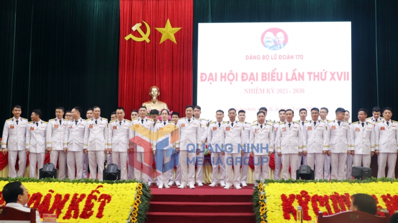 Chính uỷ Vũng 1 tặng hoa chúc mừng BCH Đảng bộ Lữ đoàn 170 nhiệm kỳ 2025-2030 (3-2025). Ảnh: Đỗ Phương