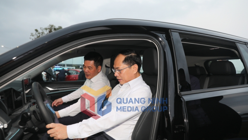 Phó Thủ tướng Chính phủ, Bộ trưởng Bộ Ngoại giao Bùi Thanh Sơn ngồi trải nghiệm sản phẩm mới được sản xuất tại nhà máy (3-2025). Ảnh: Đỗ Phương