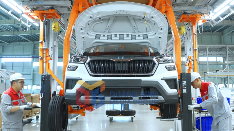Giai đoạn lắp ráp thương hiệu xe Skoda được các chuyên gia kiểm tra kỹ lưỡng, trước khi đưa vào đường thử xe (3-2025). Ảnh: Đỗ Phương