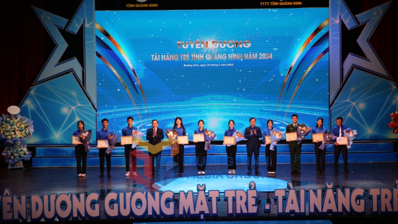 Lễ tuyên dương Gương mặt trẻ, Tài năng trẻ tiêu biểu tỉnh Quảng Ninh năm 2024 - 20 tài năng trẻ tiêu biểu năm 2024 được nhận khen thưởng của Quỹ hỗ trợ tài năng trẻ Quảng Ninh (3-2025). Ảnh: Minh Đức

