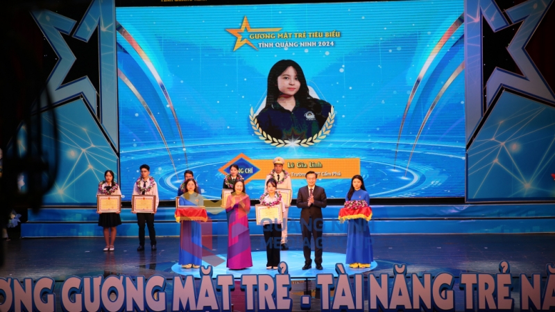 Lễ tuyên dương Gương mặt trẻ, Tài năng trẻ tiêu biểu tỉnh Quảng Ninh năm 2024 - Ban tổ chức tuyên dương gương mặt trẻ Lê Gia Linh, Học sinh Lớp 11A12, Trường THPT Cẩm Phả trong lĩnh vực văn hóa, nghệ thuật (3-2025). Ảnh: Minh Đức
