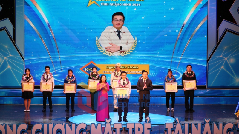 Lễ tuyên dương Gương mặt trẻ, Tài năng trẻ tiêu biểu tỉnh Quảng Ninh năm 2024 - Ban tổ chức tuyên dương gương mặt trẻ Nguyễn Hữu Khánh, Biên tập viên, Trung tâm Truyền thông tỉnh Quảng Ninh trong lĩnh vực hoạt động xã hội (3-2025). Ảnh: Minh Đức
