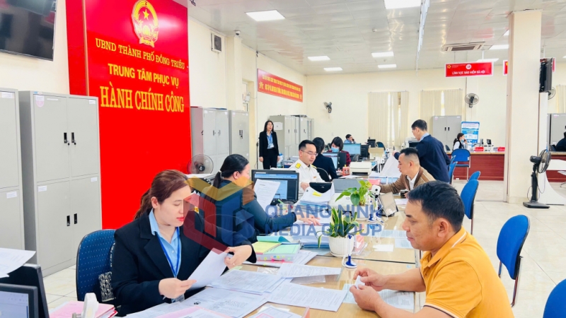 Giải quyết thủ tục cho người dân, doanh nghiệp tại chi nhánh Trung tâm phục vụ hành chính công Đông Triều (3-2025). Ảnh: Thanh Hằng