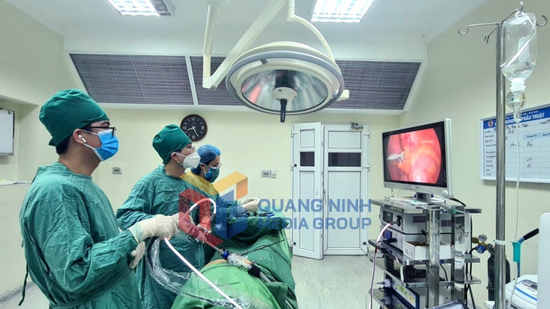 Các bác sĩ Bệnh viện Việt Nam - Thụy Điển Uông Bí thực hiện ca phẫu thuật nội soi điều trị ung thư trực tràng thấp (3-2025). Ảnh: Nguyễn Hoa