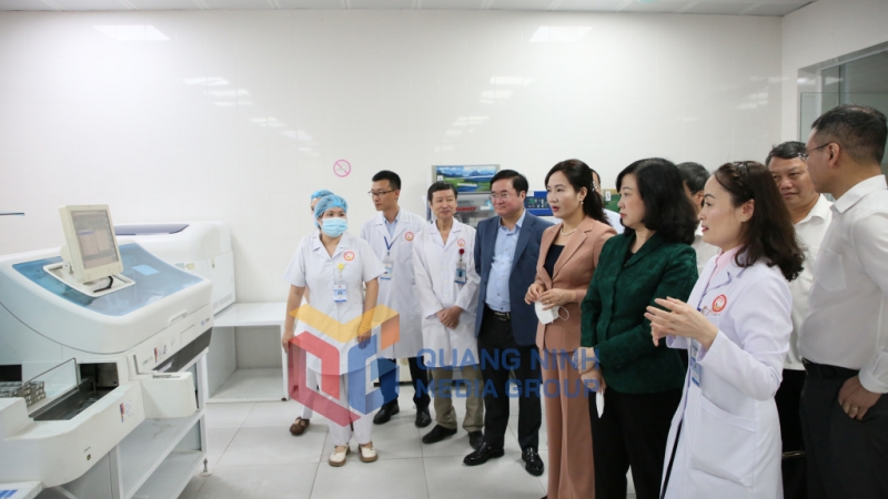 Bộ trưởng Bộ Y tế Đào Hồng Lan kiểm tra hoạt động của Trung tâm Y tế TX Quảng Yên (3-2025). Ảnh: Minh Hà