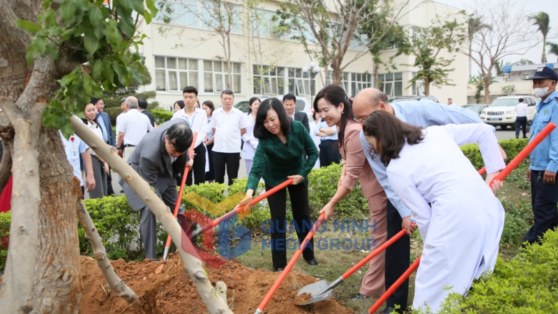 Các đồng chí lãnh đạo Bộ Y tế và tỉnh Quảng Ninh trồng cây lưu niệm tại khuôn viên Trung tâm Y tế TX Quảng Yên (3-2025). Ảnh: Minh Hà
