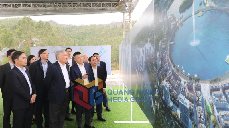 Đồng chí Nguyễn Hòa Bình, Phó Thủ tướng Thường trực Chính phủ khảo sát tại dự án đầu tư, xây dựng Khu công viên phức hợp nghỉ dưỡng cao cấp Vân Đồn  (4-2025). Ảnh: Đỗ Phương