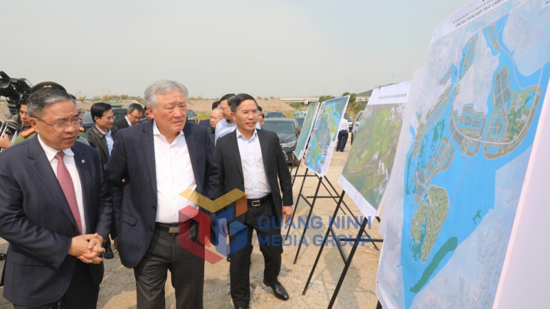 Phó Thủ tướng Thường trực Chính phủ nghe báo cáo khó khăn trong triển khai dự án Khu đô thị phức hợp Hạ Long xanh (4-2025). Ảnh: Đỗ Phương