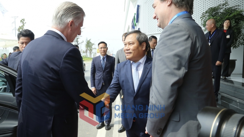 Đồng chí Vũ Đại Thắng, Ủy viên Trung ương Đảng, Bí thư Tỉnh ủy chào mừng Nhà Vua Vương quốc Bỉ Philippe đến thăm Quảng Ninh (4-2025). Ảnh: Thu Chung