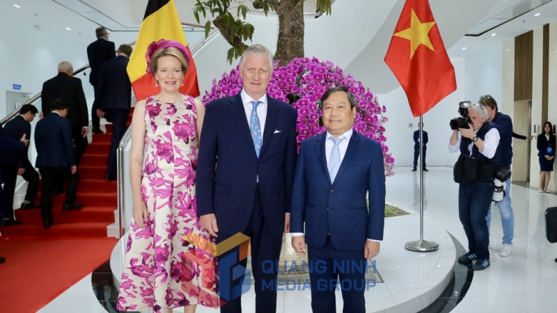 Đồng chí Bí thư Tỉnh ủy Vũ Đại Thắng cùng Nhà Vua Philippe và Hoàng hậu Mathilde chụp ảnh (4-2025). Ảnh: Thu Chung