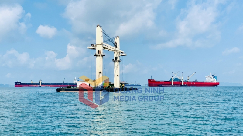 Bốc xếp hàng hóa tại Khu vực cảng Con Ong - Hòn Nét (4-2025). Ảnh: Mạnh Trường
