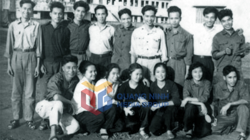 Đội văn nghệ xung kích Quảng Ninh trước giờ xuất phát ra chiến trường, năm 1968. Ảnh tư liệu Đoàn nghệ thuật Quảng Ninh
