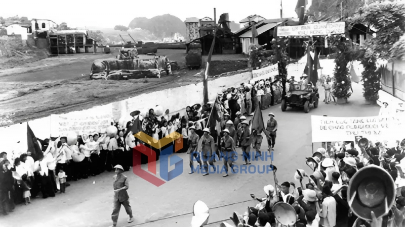 Bộ đội ta tiếp quản TX Hòn Gai tháng 4-1955. Ảnh tư liệu Bảo tàng Quảng Ninh