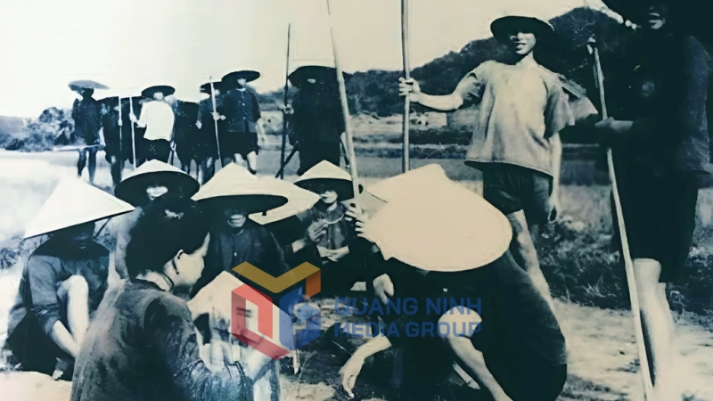 Đọc báo chí trong giờ giải lao đã trở thành một nếp sống thường xuyên của người dân vùng mỏ giai đoạn 1961-1965. Ảnh tư liệu Tỉnh Đoàn cung cấp