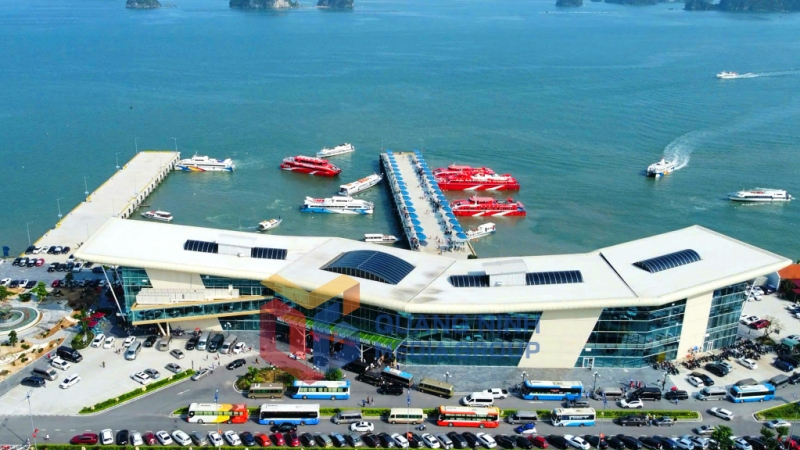 Cảng cao cấp Ao Tiên - cửa ngõ kết nối đến huyện Cô Tô và 5 xã đảo của huyện Vân Đồn (4-2025). Ảnh: Đỗ Phương