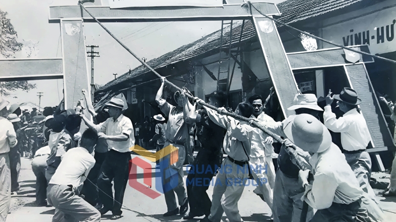 Nhân dân thị xã Hòn Gai dựng cổng chào đón bộ đội vào tiếp quản. Ảnh: Tư liệu
