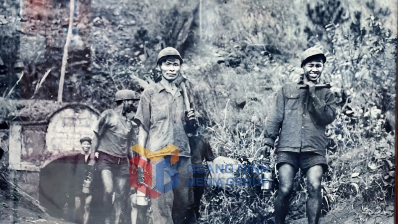 Công nhân Mỏ Mạo Khê hăng say lao động trong những năm đầu giải phóng Vùng mỏ. Ảnh tư liệu của Công ty Than Mạo Khê.