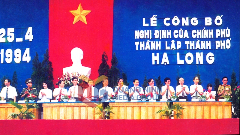 Lễ công bố thành lập TP Hạ Long năm 1994. Ảnh: Đỗ Khánh