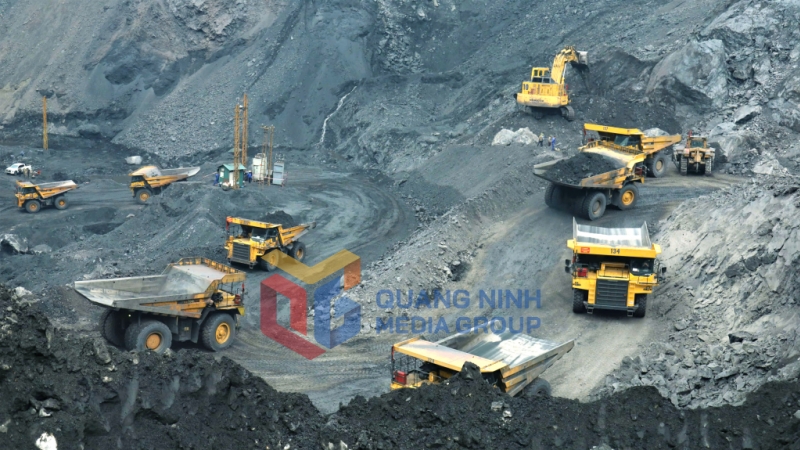 Công ty CP Than Hà Tu đẩy mạnh khai thác than dưới đáy moong (4-2025). Ảnh: Phạm Tăng