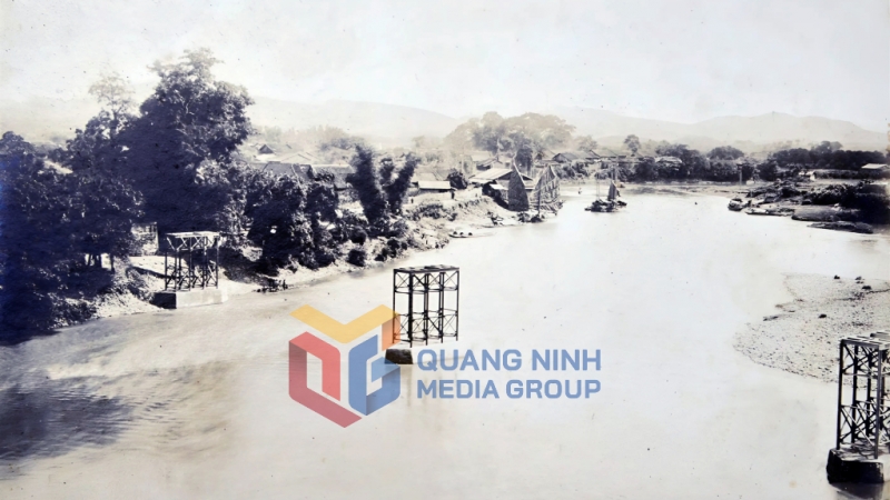 1890-1895_Cây cầu nối biên giới Việt – Trung (cầu Bắc Luân) đang dược xây dựng trên sông Ka Long ở Móng Cái. Ảnh của Raphaël Moreau